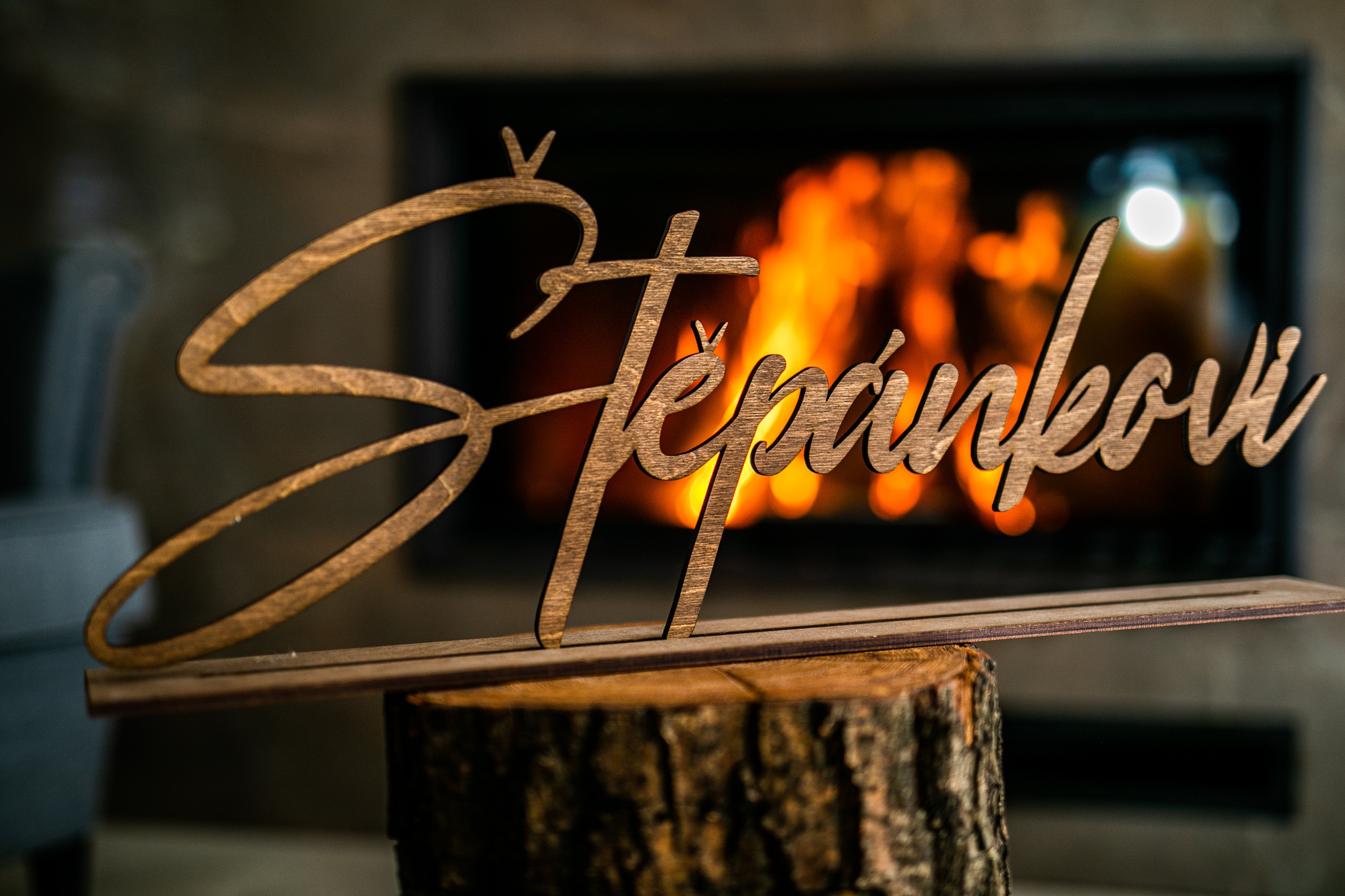 Dřevěný vyřezávaný nápis s příjmením novomanželů